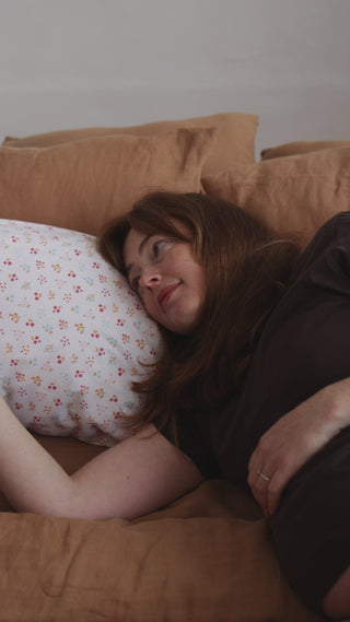 MINICAMP Organic-covered maternity pillow for supporting pregnant women during sleep